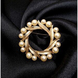 Vintage 1960s Trifari Signed Gold-Tone Leaf & Faux Pearl Wreath Brooch Pin